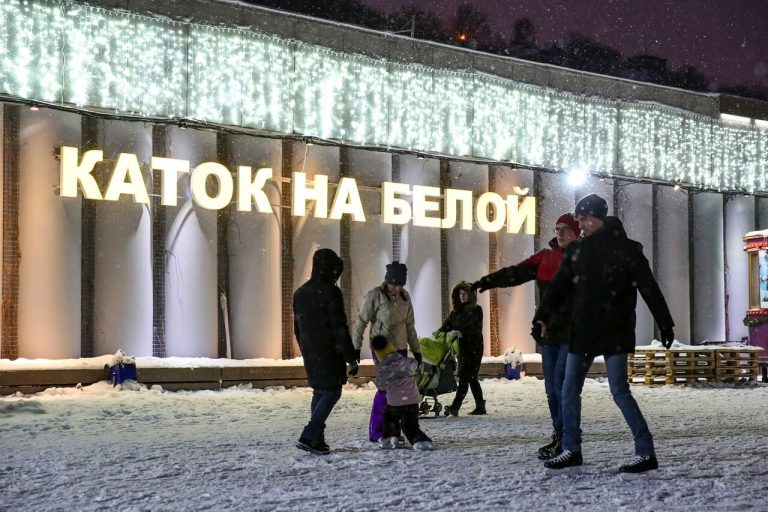 Открытый каток на Набережной в Уфе